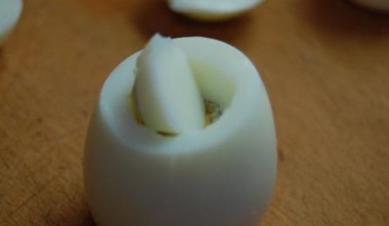 яйца, фаршированные суфле из семги и красной икры