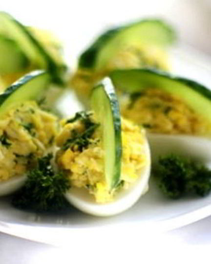 Рецепт яиц, фаршированных сыром и чесноком
