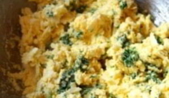 яйца, фаршированные сыром и чесноком