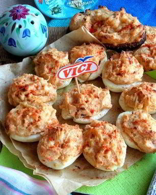 Запеченные фаршированные яйца