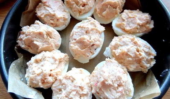 запеченные фаршированные яйца