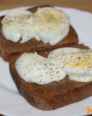 Гренки из черного хлеба с вареным яйцом