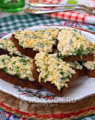 Гренки из черного хлеба с яйцом и зеленью