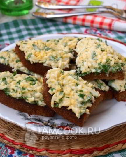 Рецепт гренков из черного хлеба с яйцом и зеленью