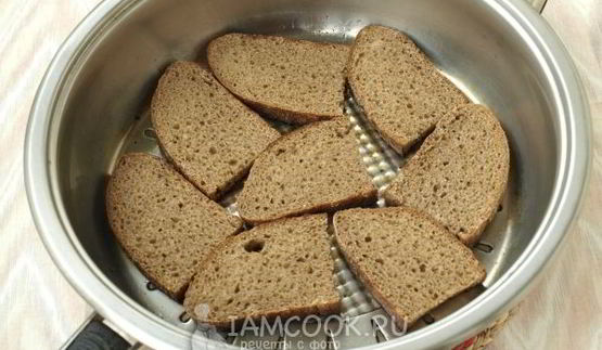 гренки из черного хлеба с яйцом и зеленью