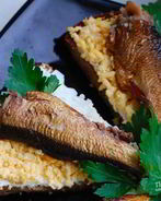 Гренки из черного хлеба с яйцом