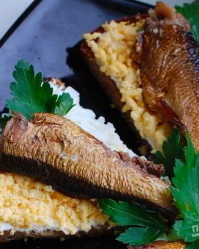 Гренки из черного хлеба с яйцом