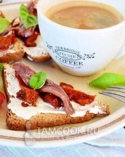 Рецепт гренки с анчоусами, вялеными томатами и сливочным сыром