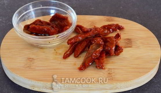 гренки с анчоусами, вялеными томатами и сливочным сыром