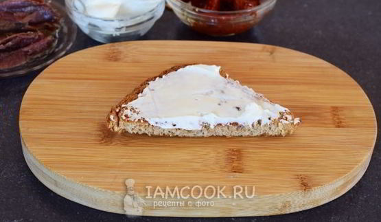 гренки с анчоусами, вялеными томатами и сливочным сыром