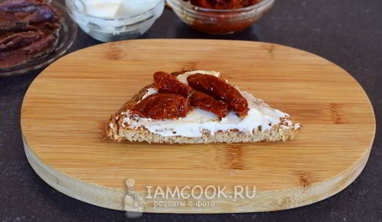 гренки с анчоусами, вялеными томатами и сливочным сыром