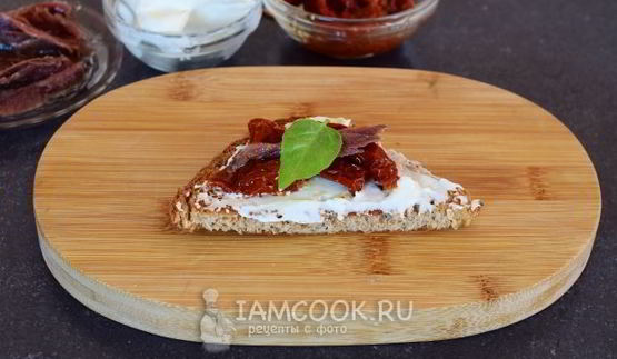 гренки с анчоусами, вялеными томатами и сливочным сыром