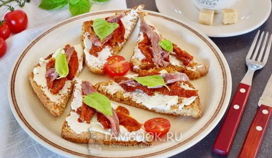 гренки с анчоусами, вялеными томатами и сливочным сыром