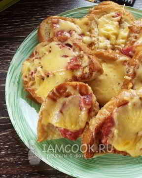 Гренки с колбасой и сыром на сковороде