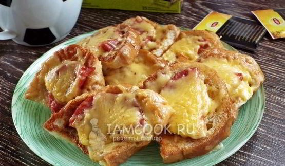гренки с колбасой и сыром на сковороде