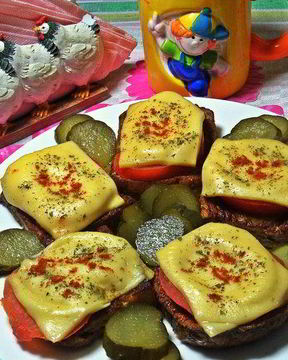 Гренки с овощами под сыром