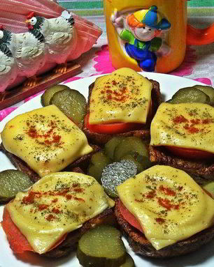 Гренки с овощами под сыром