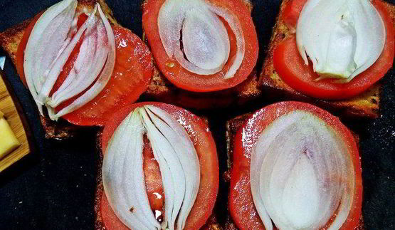 гренки с овощами под сыром