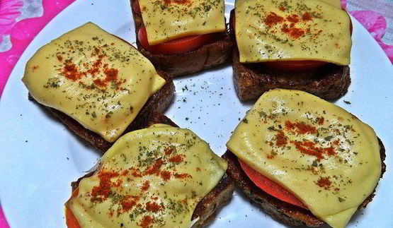 гренки с овощами под сыром