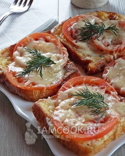 Рецепт гренков с помидорами и сыром