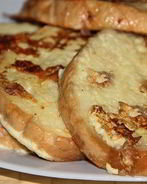 Гренки с сыром, яйцом и сметаной