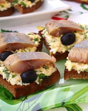 Гренки с яйцом и селедкой