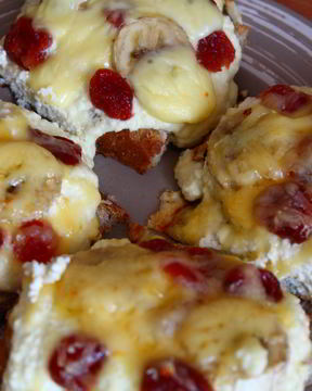 Гренки с запеченным творогом