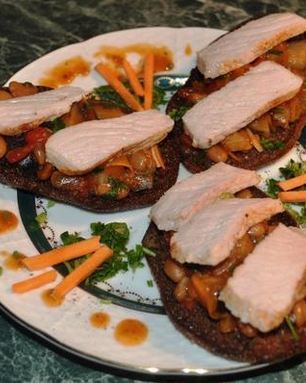 Гренки со свининой и овощами