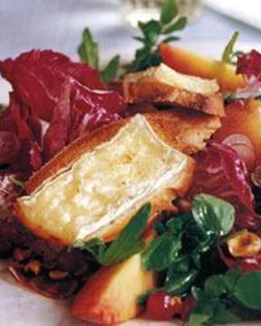 Листовой салат ассорти, персик и гренки с сыром бри