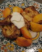 Сладкие гренки с томлеными персиками