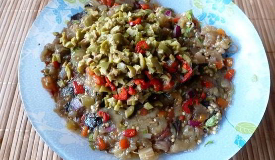 икра из запеченных овощей с оливками и каперсами