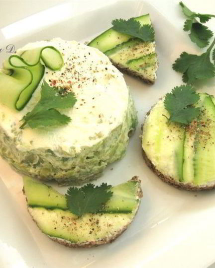 Рецепт канапе и башенка из авокадо со сливочным сыром