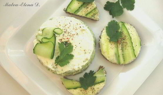 канапе и башенка из авокадо со сливочным сыром