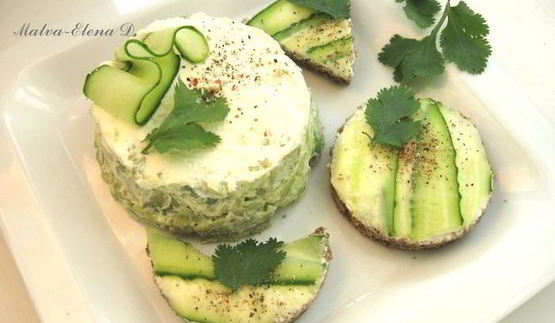 канапе и башенка из авокадо со сливочным сыром