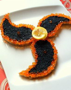 Канапе из черного хлеба с черной и красной икрой