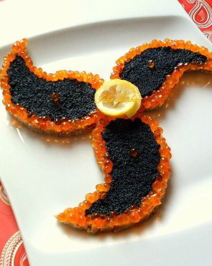 Рецепт канапе из черного хлеба с черной и красной икрой