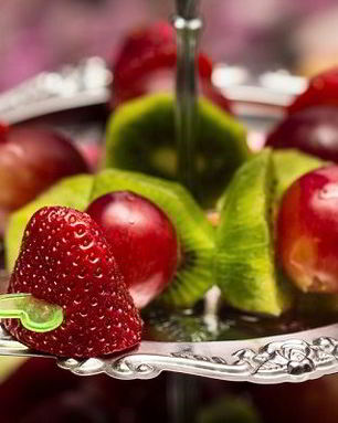 Канапе из фруктов на шпажках