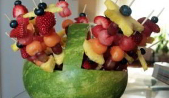 канапе из фруктов на шпажках