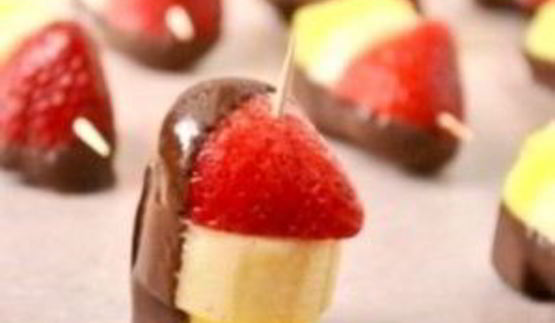 канапе из фруктов на шпажках