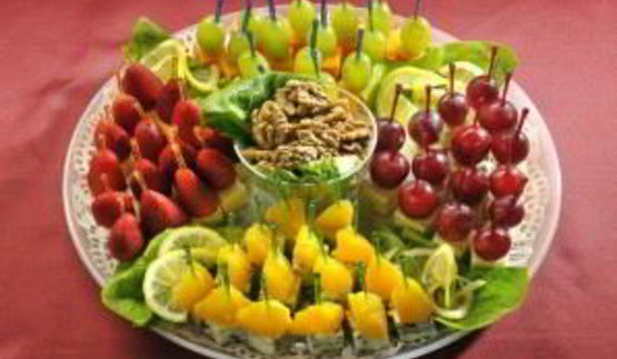 канапе из фруктов на шпажках