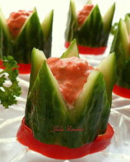 Рецепт канапе из огурцов с кремом из слабосоленой семги с творожным сыром