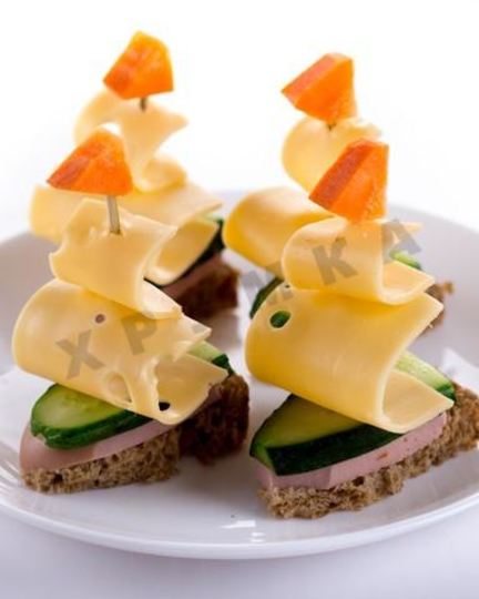 Рецепт канапе кораблики с колбасой и сыром на шпажках