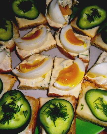Рецепт канапе с чесночным майонезом, яйцом и огурцом