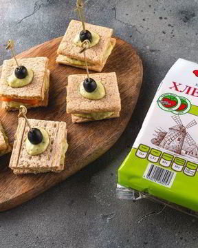 Канапе с форелью и соусом из авокадо