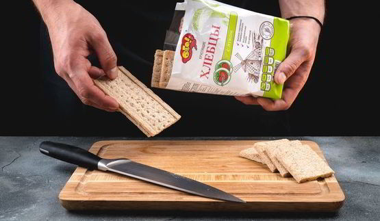 канапе с форелью и соусом из авокадо