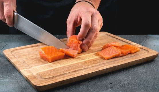 канапе с форелью и соусом из авокадо