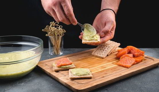 канапе с форелью и соусом из авокадо