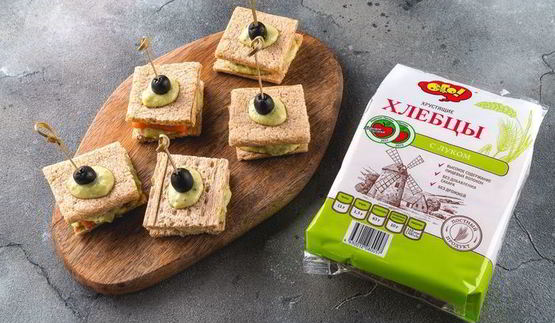 канапе с форелью и соусом из авокадо