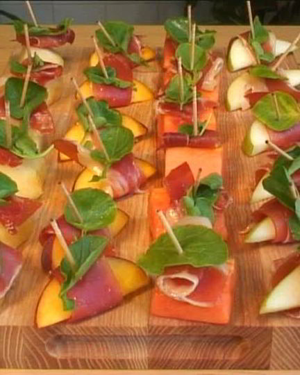 Рецепт канапе с фруктами и прошутто