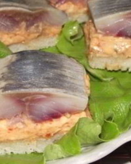 Рецепт канапе с икрой мойвы, сельдью и яблоком